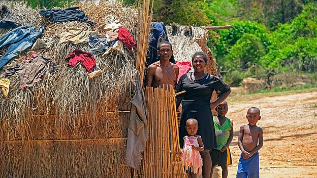 Madagassische Familie mit Kindern