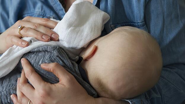Stillen: Der Begriff Muttermilch soll ersetzt werden durch Menschenmilch