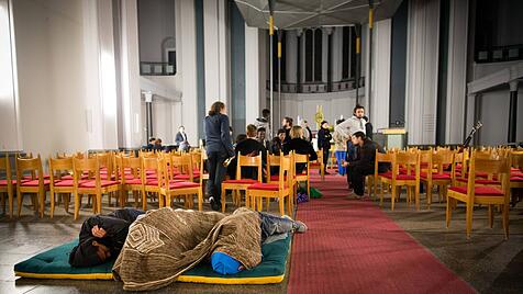 Flüchtlinge in einer Kirche 2014