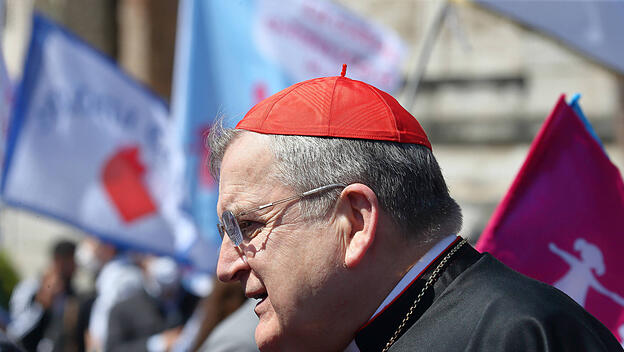 Kardinal Burke wird vom Papst seine Wohnung und sein Gehalt genommen.