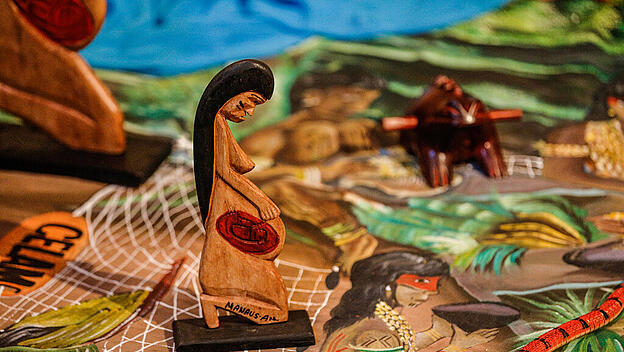 Indigene Holzfigur sorgt für Diskussionen