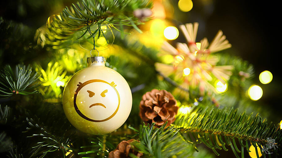 Weihnachtskugel mit Wut-Emoji