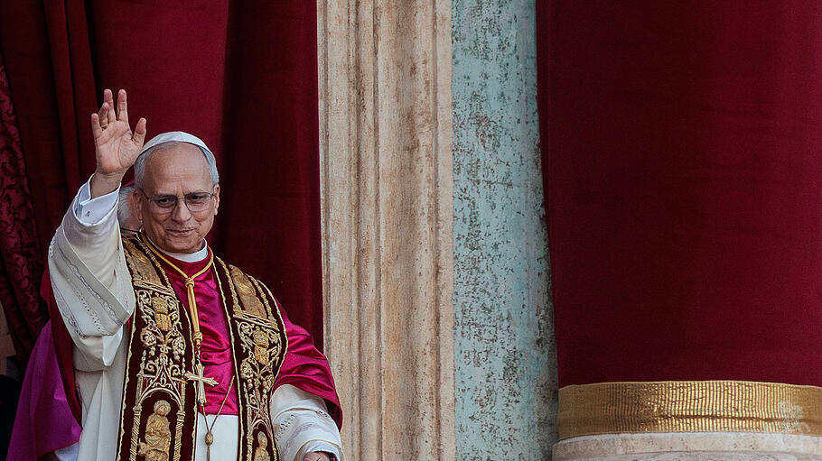 Papst Leo XIV. auf dem Balkon des Petersdoms