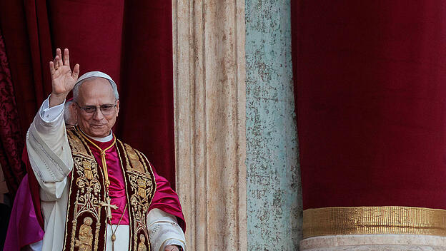 Papst Leo XIV. auf dem Balkon des Petersdoms