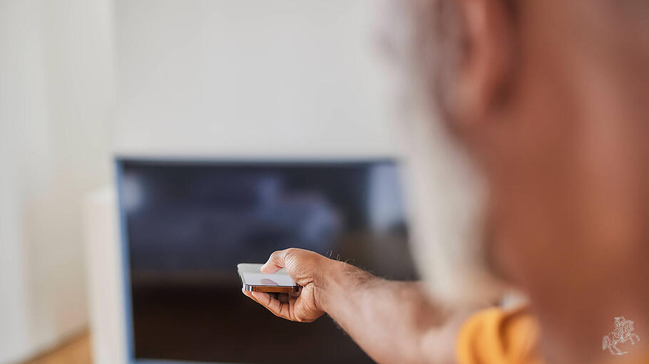 Mann schaltet Fernseher aus