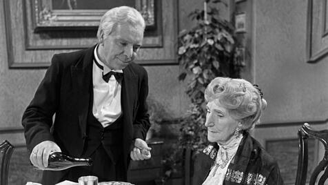 Freddie Frinton als Butler James und May Warden als Miss Sophie in dem Sketch Dinner for One