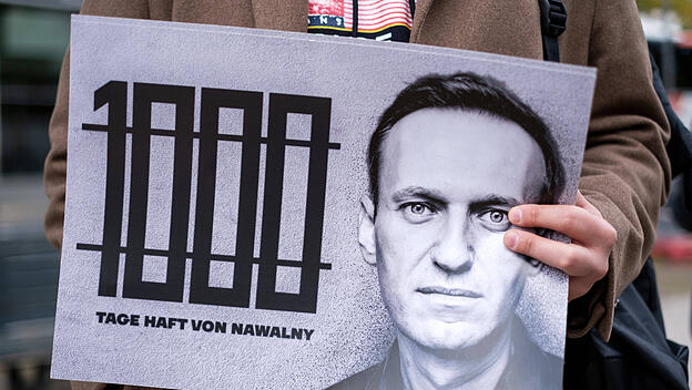 Demonstranten fordern vor der russischen Botschaft in Berlin-Mitte Nawalnys Freilassung
