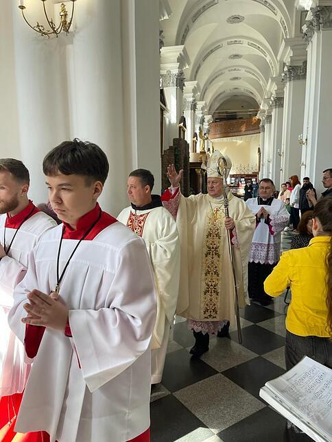 Eindrücke vom Palmsonntag in einer zerstörten Kirche in der Region Mykolaiv und von der Osterfeier in der Kathedrale in Odessa.