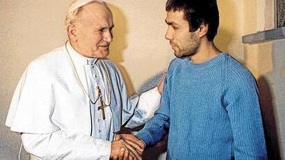 Johannes Paul II.  besuchte Ali Agca im Gefängnis und verzieh ihm.