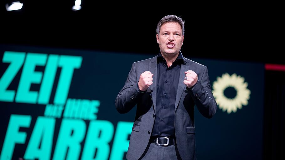 Robert Habeck hält beim digitalen Bundesparteitag der Grünen auf dem Podium seine politische Rede.