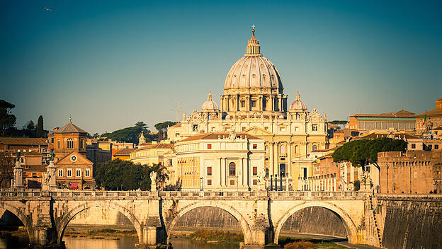 Blick auf den Tiber und den Petersdom in Rom