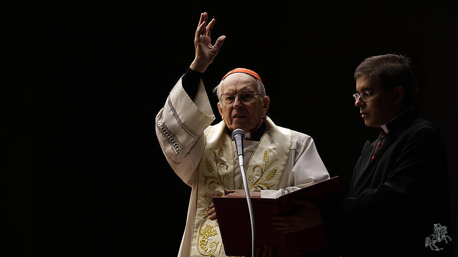 Kardinal Giovanni Battista Re erteilt am 27. Februar auf dem Petersplatz für den erkrankten Papst Franziskus den Segen.