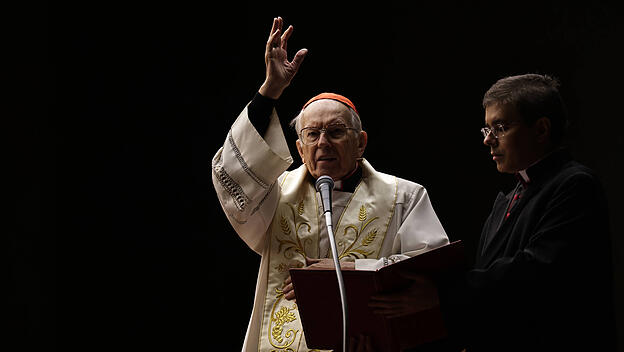 Kardinal Giovanni Battista Re erteilt am 27. Februar auf dem Petersplatz für den erkrankten Papst Franziskus den Segen.