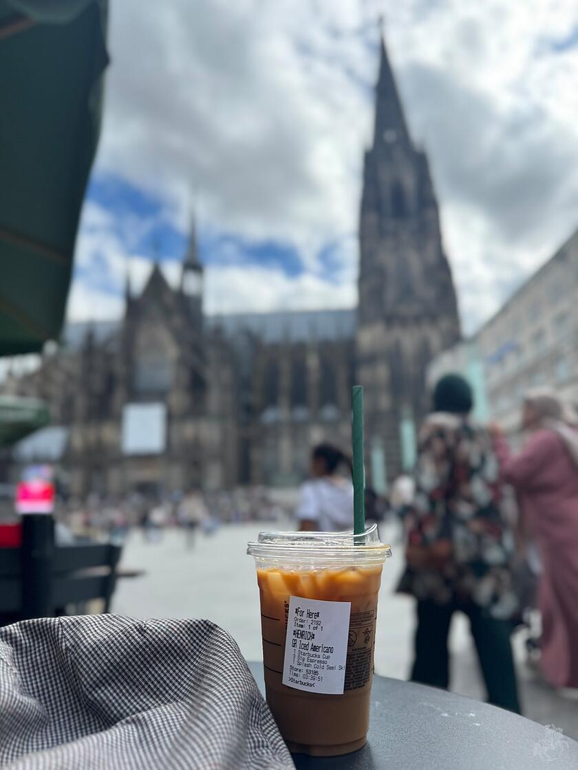Vor Eintritt Hut ab – und der Eiskaffee muss draußen bleiben! Touristen können den Dom nicht mehr als Rastplatz nutzen und müssen auf naheliegende Cafés und Gaststätten ausweichen. Auf angemessenes Auftreten wird verstärkt geachtet.