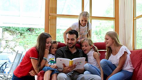 Familie liest Youcat