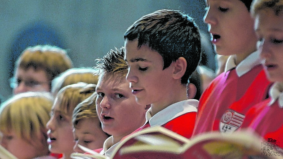 Pueri-Cantores-Sänger bei einem Pontifikalamt