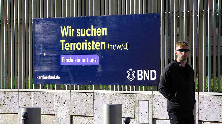 Werbung am BND-Zaun sucht Mitarbeiter