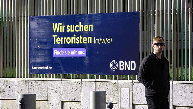 Werbung am BND-Zaun sucht Mitarbeiter