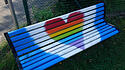 Bank mit Herz in den Regenbogenfarben