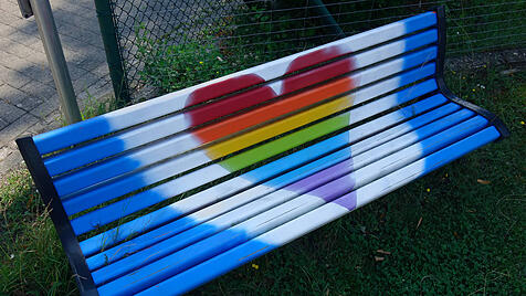 Bank mit Herz in den Regenbogenfarben