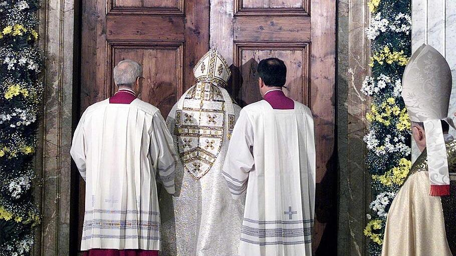Papst Johannes Paul II öffnet Heilige Pforte