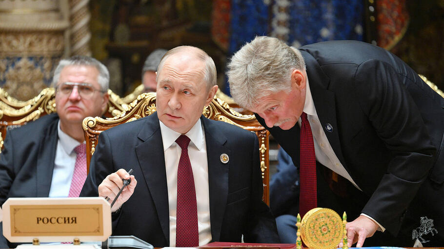 Präsident Wladimir Putin und sein Sprecher Dmitri Peskow