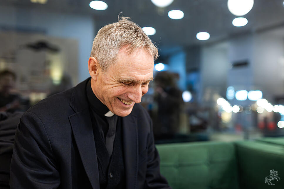 Spaziergang mit Erzbischof Georg Gänswein.