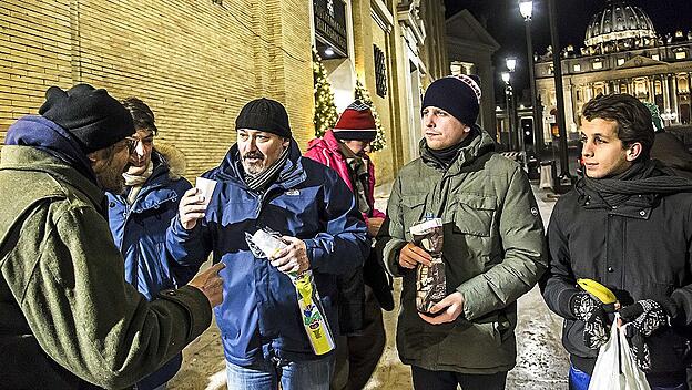 Mitglieder der Gemeinschaft Sant'Egidio versorgen Obdachlose in Rom