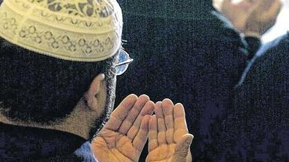 Muslime, die in Assisi für den Frieden in der Welt beten