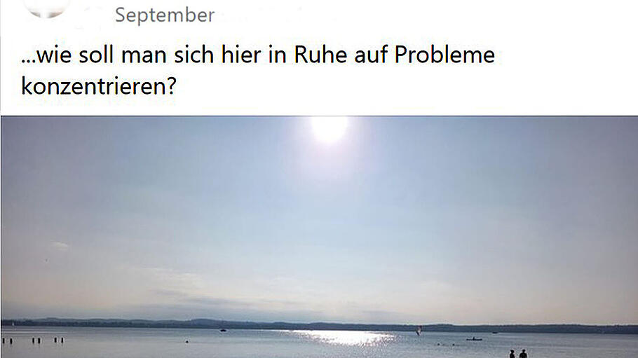 See im Gegenlicht der untergehenden Sonne