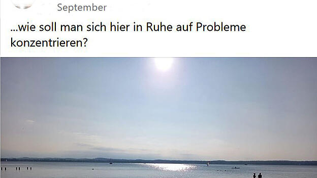 See im Gegenlicht der untergehenden Sonne