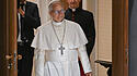 Rom, Vatikan 12.05.2025 Audienz für Journalisten, Papst Leo XIV. kommt in die Audienzhalle *** Rome, Vatican 12 05 2025