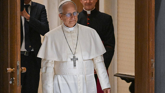 Rom, Vatikan 12.05.2025 Audienz für Journalisten, Papst Leo XIV. kommt in die Audienzhalle *** Rome, Vatican 12 05 2025