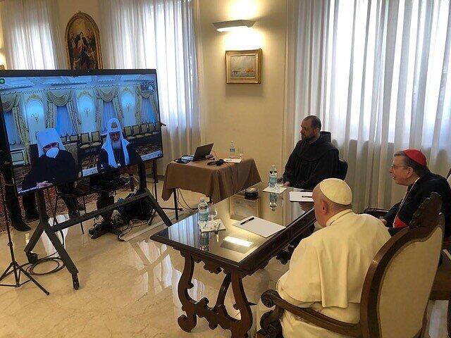 Papst Franziskus beim Telefonat mit Kyrill.