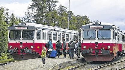 Rot-weiße Waggons eines schwedischen Bahn-Privatunternehmens