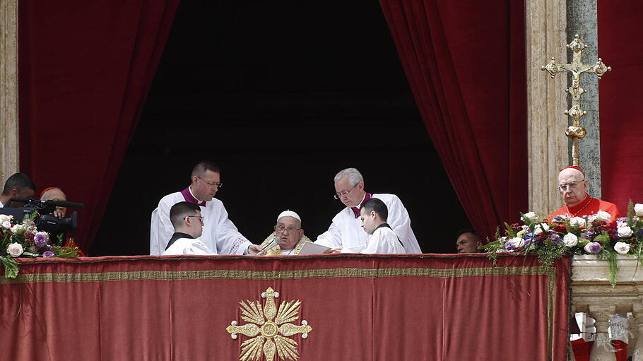 Papst spendet Segen "Urbi et Orbi"
