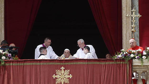 Papst spendet Segen "Urbi et Orbi"
