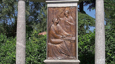 Augustinus und Monnica, Bronzerelif von Enrico Manfrini