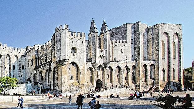 Mächtige Papstpalast von Avignon
