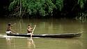 Menschen in einem Boot auf dem Amazonas.