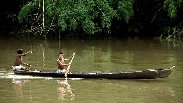 Menschen in einem Boot auf dem Amazonas.