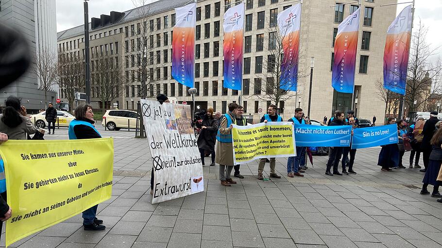 Demos vor der Tür des Synodalen Weges