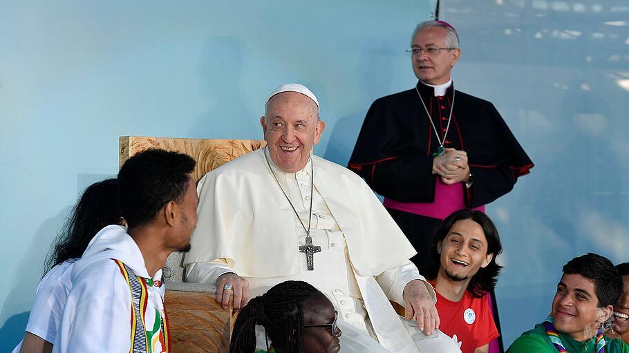 Papst Franziskus umringt von jungen Pilgern beim Weltjugendtag