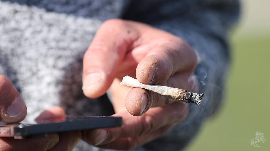 Jugendlicher mit Joint