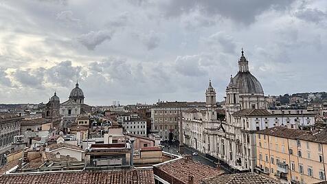 Blick über die Dächer Roms auf die Kirche Sant’Agnese in Agone an der Piazza Navona