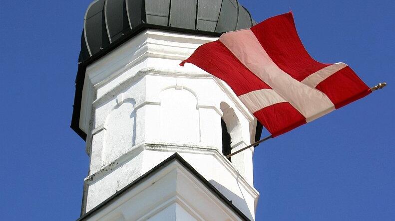 Wenn rote Fahne mit weißen Kreuz vom Kirchturm grüßt, ist Kirchweihsonntag