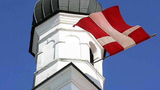 Wenn rote Fahne mit weißen Kreuz vom Kirchturm grüßt, ist Kirchweihsonntag