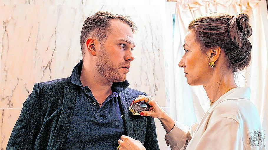 Brigitte (Johanna Wokalek) f&uuml;rchtet, dass sie f&uuml;r den Flatter-Job als Messe-Hostess zu alt sein k&ouml;nnte. Zeit, sich ein wohlhabendes Mutters&ouml;hnchen wie Heinz (Ben M&uuml;nchow) zu angeln.