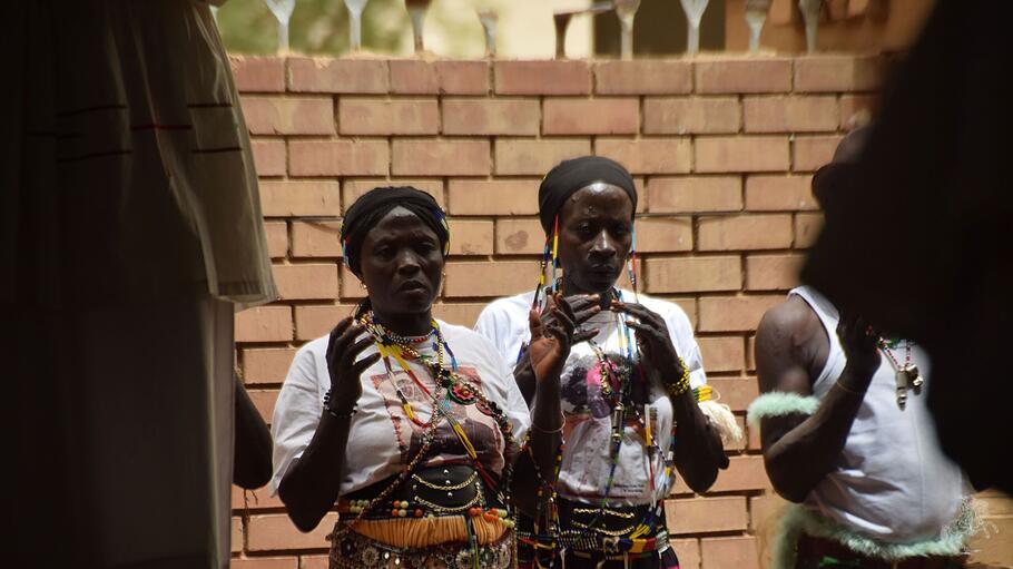 Frauen bei Messe im Sudan