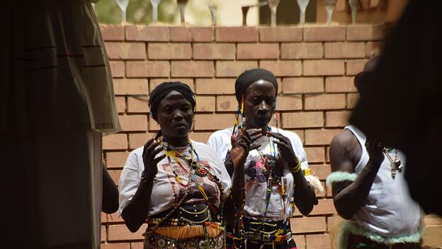Frauen bei Messe im Sudan